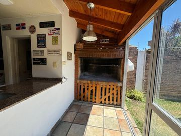 Casa en  5 ambientes con galería parrilla y patio ! Apto Credito. Berazategui