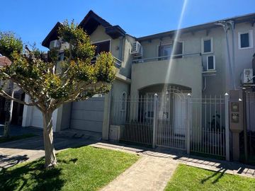 Casa en  5 ambientes con galería parrilla y patio ! Apto Credito. Berazategui