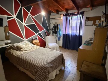Casa en  5 ambientes con galería parrilla y patio ! Apto Credito. Berazategui