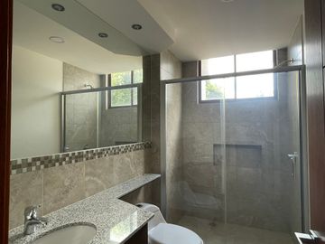 Venta departamento de 138 m2 de 3 dormitorios en Nayón