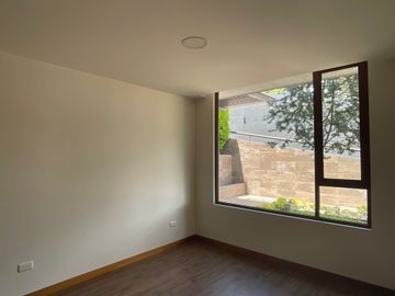 Venta departamento de 138 m2 de 3 dormitorios en Nayón