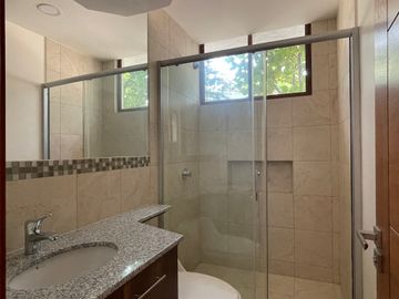Venta departamento de 138 m2 de 3 dormitorios en Nayón