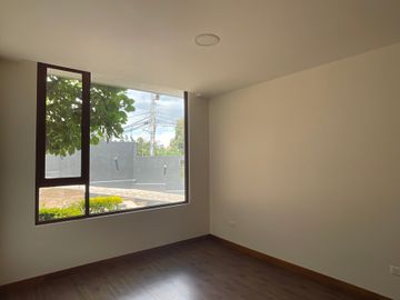 Venta departamento de 138 m2 de 3 dormitorios en Nayón