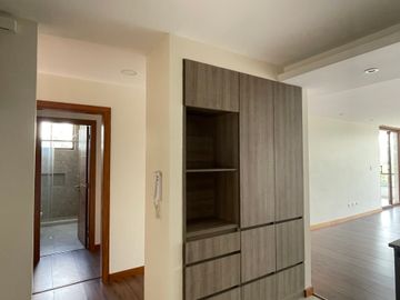 Venta departamento de 138 m2 de 3 dormitorios en Nayón