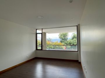 Venta departamento de 138 m2 de 3 dormitorios en Nayón