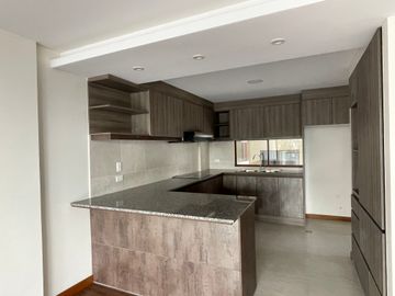 Venta departamento de 138 m2 de 3 dormitorios en Nayón