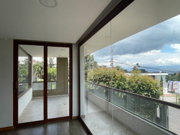 Venta departamento de 138 m2 de 3 dormitorios en Nayón