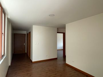 Venta departamento de 138 m2 de 3 dormitorios en Nayón