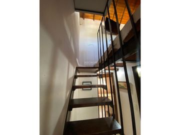 EXCELENTE TRIPLEX, TODOS LOS SERVICIOS, A METROS DE LA AV 3