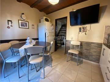 EXCELENTE TRIPLEX, TODOS LOS SERVICIOS, A METROS DE LA AV 3