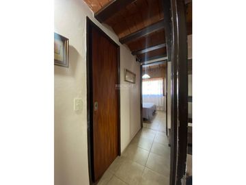 EXCELENTE TRIPLEX, TODOS LOS SERVICIOS, A METROS DE LA AV 3