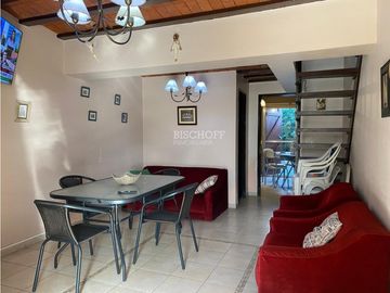 EXCELENTE TRIPLEX, TODOS LOS SERVICIOS, A METROS DE LA AV 3