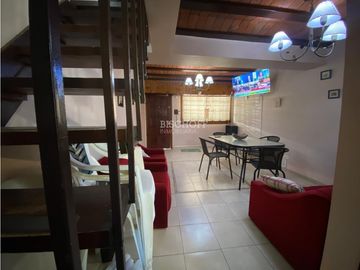 EXCELENTE TRIPLEX, TODOS LOS SERVICIOS, A METROS DE LA AV 3