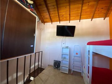 EXCELENTE TRIPLEX, TODOS LOS SERVICIOS, A METROS DE LA AV 3