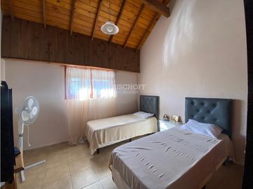 EXCELENTE TRIPLEX, TODOS LOS SERVICIOS, A METROS DE LA AV 3