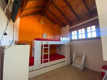 EXCELENTE TRIPLEX, TODOS LOS SERVICIOS, A METROS DE LA AV 3