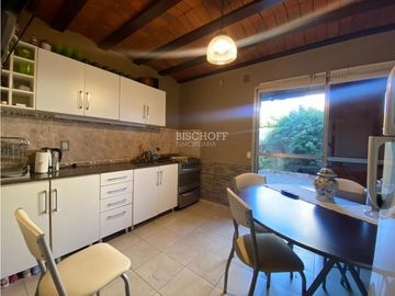 EXCELENTE TRIPLEX, TODOS LOS SERVICIOS, A METROS DE LA AV 3
