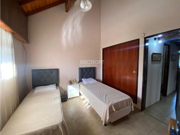 EXCELENTE TRIPLEX, TODOS LOS SERVICIOS, A METROS DE LA AV 3
