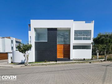 Casa en Venta en Cercado – En Estreno