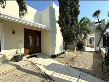 Casa en Esquina con Alberca en Venta  en Francisco de Montejo/ENTREGA INMEDIATA