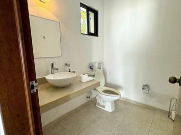 Casa en Esquina con Alberca en Venta  en Francisco de Montejo/ENTREGA INMEDIATA