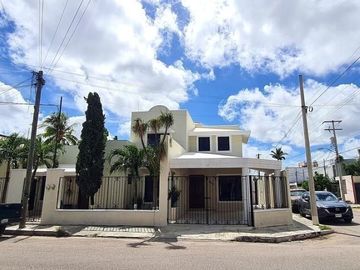 Casa en Esquina con Alberca en Venta  en Francisco de Montejo/ENTREGA INMEDIATA