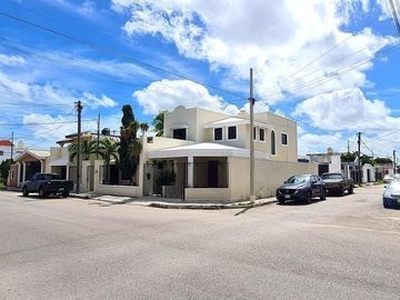 Casa en Esquina con Alberca en Venta  en Francisco de Montejo/ENTREGA INMEDIATA