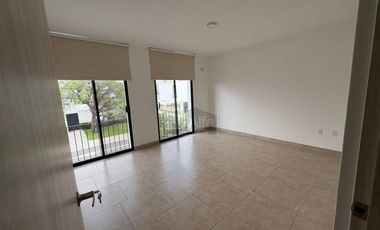 Casa en renta en privada con alberca en Juriquilla