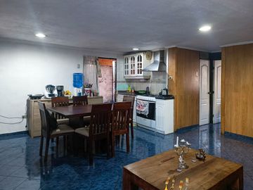 HERMOSA CASA DE DOS PISOS EN METRO SANTIAGO BUERAS, MAIPU