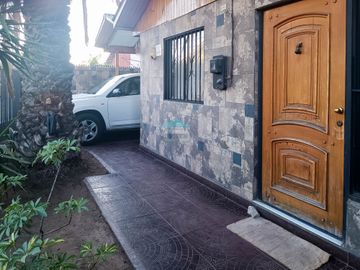 HERMOSA CASA DE DOS PISOS EN METRO SANTIAGO BUERAS, MAIPU