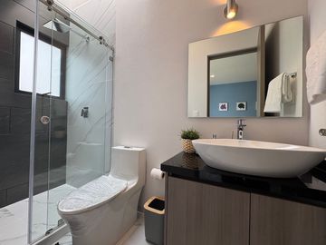 Casa Nueva  Venta excelentes acabados, dentro de Residencial con Casa club, seguridad en Metepec por Ave. Lerma.