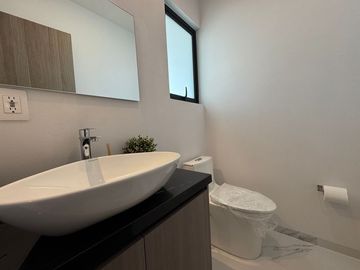 Casa Nueva  Venta excelentes acabados, dentro de Residencial con Casa club, seguridad en Metepec por Ave. Lerma.