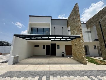 Casa Nueva  Venta excelentes acabados, dentro de Residencial con Casa club, seguridad en Metepec por Ave. Lerma.