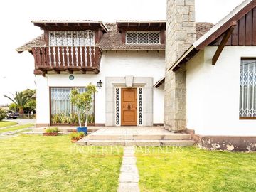 Gran casa en sector consolidado de Coquimbo ideal para área comercial.