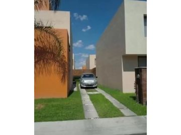 Casa en Remate en El Pueblito Centro, F-783