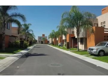 Casa en Remate en El Pueblito Centro, F-783