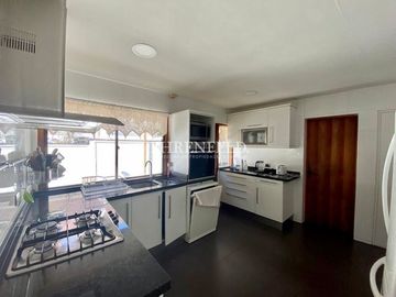 Jardín del Mar. Reñaca. Casa sólida de 324 m2.