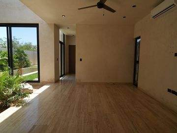 CASA EN VENTA EN MÉRIDA EN PRIVADA NORTEMERIDA CON ACABADOS DE LUJO CON ALBERCA