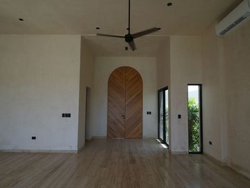 CASA EN VENTA EN MÉRIDA EN PRIVADA NORTEMERIDA CON ACABADOS DE LUJO CON ALBERCA