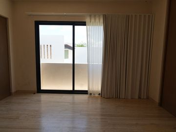 CASA EN VENTA EN MÉRIDA EN PRIVADA NORTEMERIDA CON ACABADOS DE LUJO CON ALBERCA