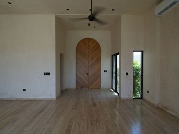 CASA EN VENTA EN MÉRIDA EN PRIVADA NORTEMERIDA CON ACABADOS DE LUJO CON ALBERCA