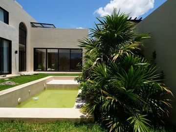 CASA EN VENTA EN MÉRIDA EN PRIVADA NORTEMERIDA CON ACABADOS DE LUJO CON ALBERCA