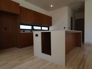 CASA EN VENTA EN MÉRIDA EN PRIVADA NORTEMERIDA CON ACABADOS DE LUJO CON ALBERCA