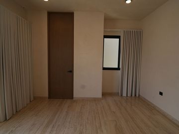 CASA EN VENTA EN MÉRIDA EN PRIVADA NORTEMERIDA CON ACABADOS DE LUJO CON ALBERCA
