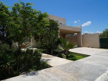 CASA EN VENTA EN MÉRIDA EN PRIVADA NORTEMERIDA CON ACABADOS DE LUJO CON ALBERCA