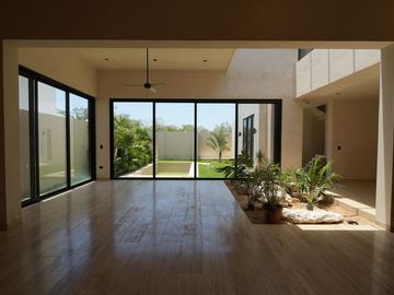 CASA EN VENTA EN MÉRIDA EN PRIVADA NORTEMERIDA CON ACABADOS DE LUJO CON ALBERCA