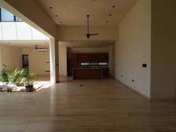 CASA EN VENTA EN MÉRIDA EN PRIVADA NORTEMERIDA CON ACABADOS DE LUJO CON ALBERCA