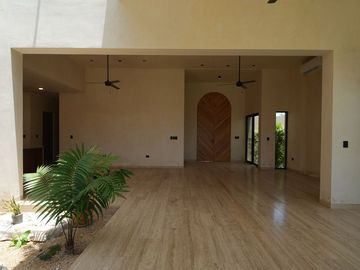 CASA EN VENTA EN MÉRIDA EN PRIVADA NORTEMERIDA CON ACABADOS DE LUJO CON ALBERCA