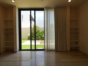 CASA EN VENTA EN MÉRIDA EN PRIVADA NORTEMERIDA CON ACABADOS DE LUJO CON ALBERCA