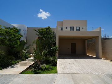 CASA EN VENTA EN MÉRIDA EN PRIVADA NORTEMERIDA CON ACABADOS DE LUJO CON ALBERCA